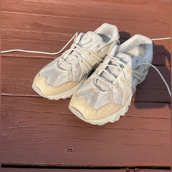 BRAND NEW lightly worn ✨ASICS
Women's GEL-SONOMA 15-50 Sneakers in Cream ASICS - Picture 4 of 4
